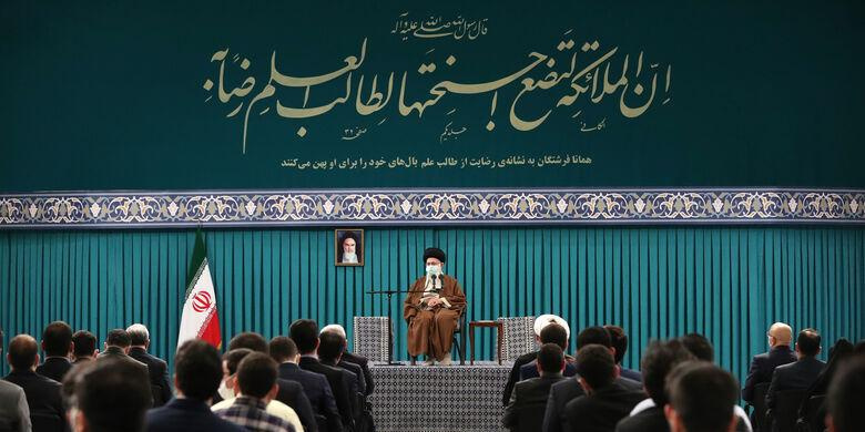 رهبر معظم انقلاب اسلامی در دیدار نخبگان جوان و استعدادهای برتر علمی: