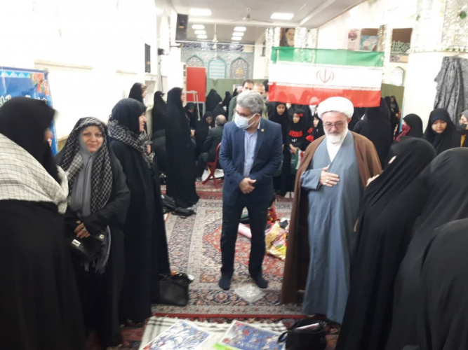 دکتر شیبانی در حاشیه نماز جمعه به حل مسائل و مشکلات نمازگزاران پرداخت