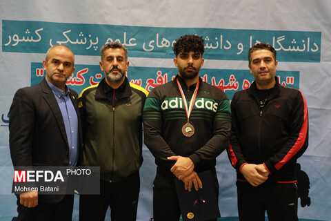 محمد ابراهیمی نشان برنز رقابتهای کشتی دانشجویان پسر وزارت بهداشت را بر گردن آویخت