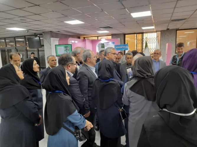 بازدید دکتر بهرام عین اللهی وزیر بهداشت از خانه بهداشت سیار شاهرود در همایش تجلیل از دستاوردها و تکریم فعالان نظام بهداشت کشور