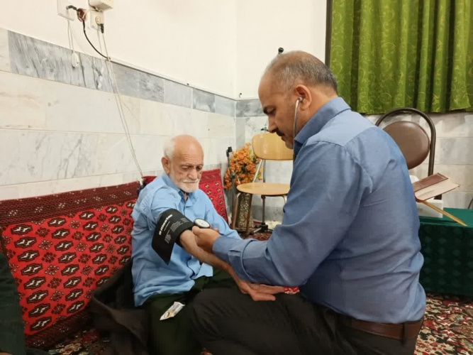 بهورز روستای بکران سلامت سالمندان را پایش میکند