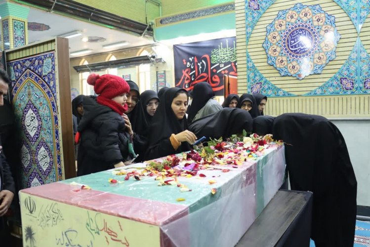 وداع دختران دانشجوی دانشگاه علوم پزشکی شاهرود با شهید گمنام دفاع مقدس/ عکس