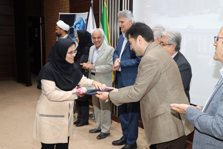 تجلیل از برگزیدگان آزمایشگاهی دانشگاه بمناسبت روز آزمایشگاه و علوم آزمایشگاهی