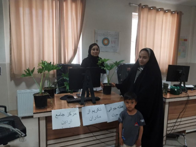 تکریم از مادران به مناسبت هفته ملی جوانی جمعیت