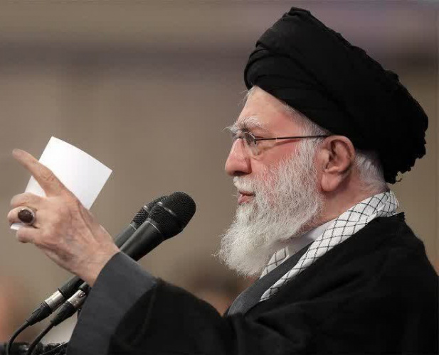 در مقابل دشمن کوتاه نمی‌آییم